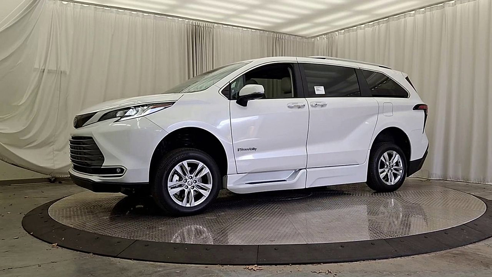 Used 2026 Toyota Sienna Limited FWD image 3