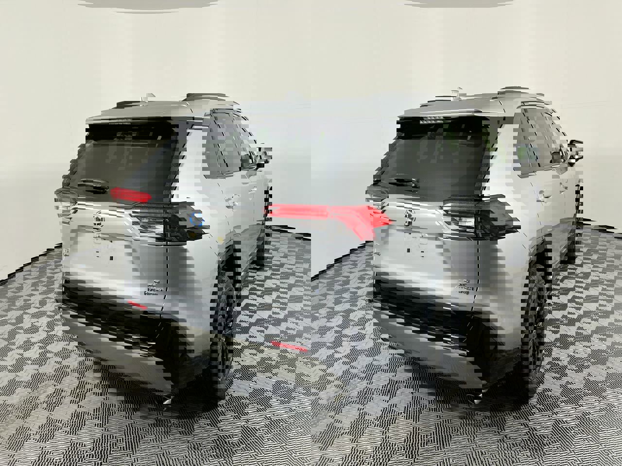 Used 2023 Toyota RAV4 SE image 3