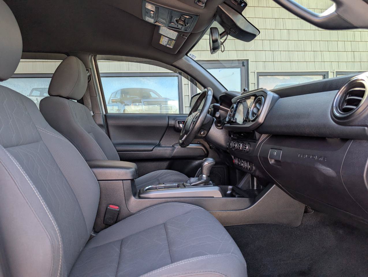 Used 2018 Toyota Tacoma TRD Off-Road AWD/4WD image 21