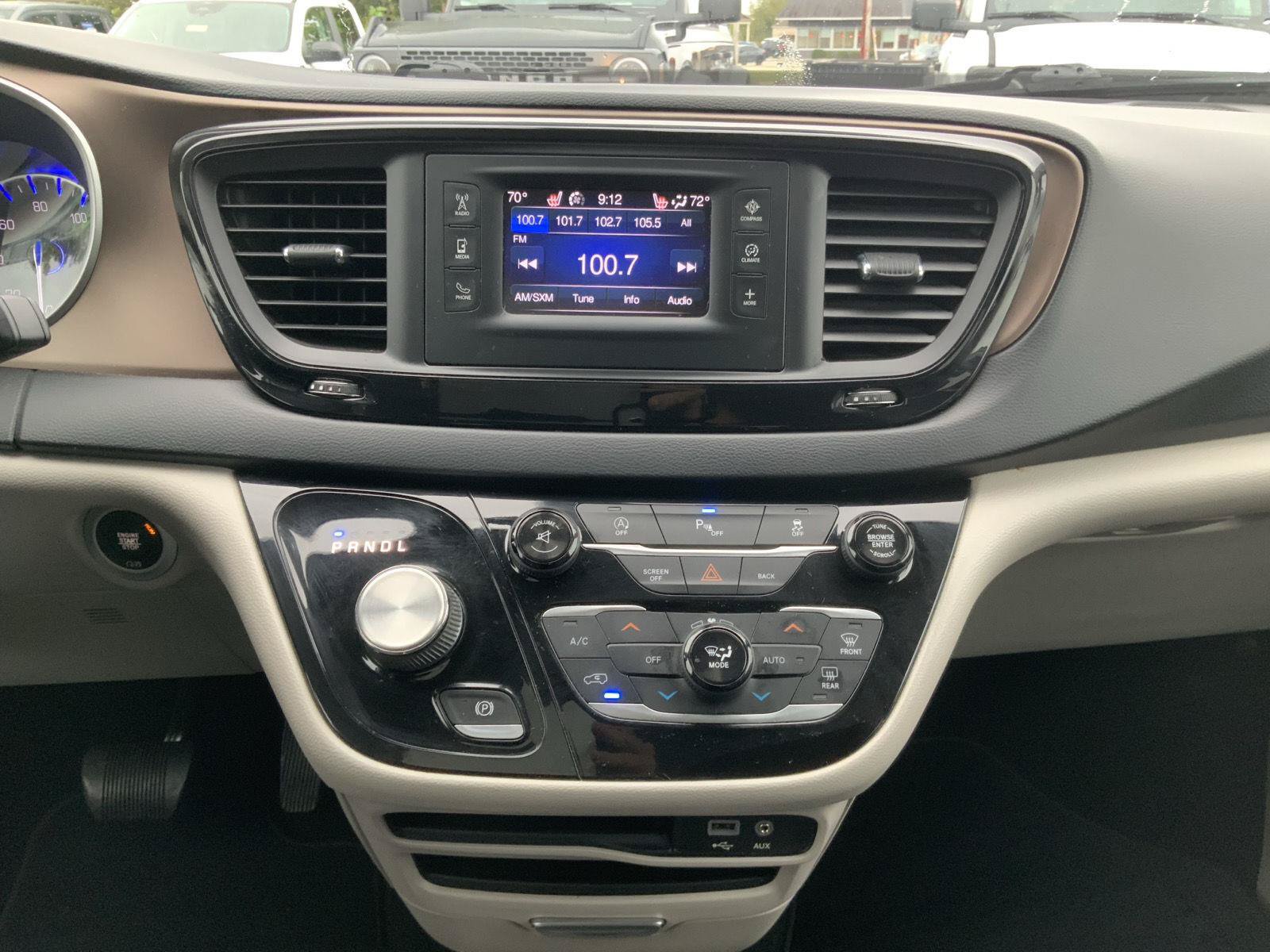 Used 2017 Chrysler Pacifica Touring-L FWD image 27
