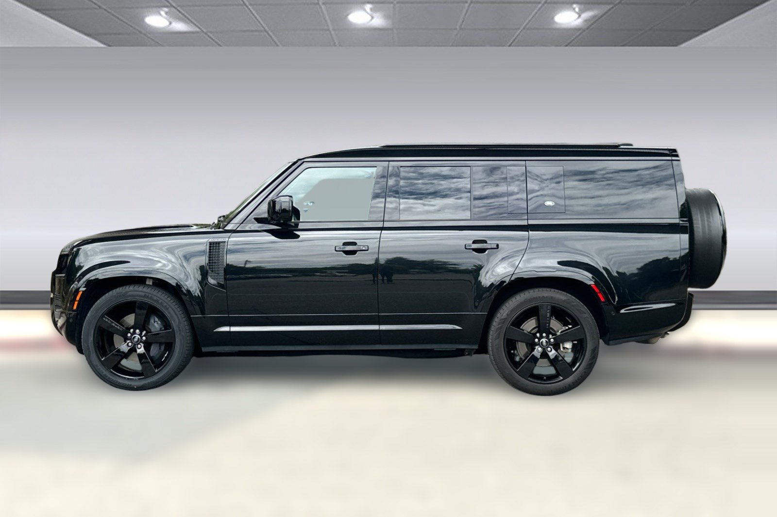 Used 2023 Land Rover Defender 130 X-Dynamic SE AWD/4WD image 2