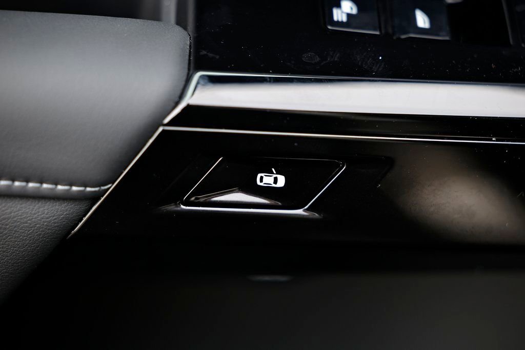 New 2026 BMW 740i w/ Premium Package image 18