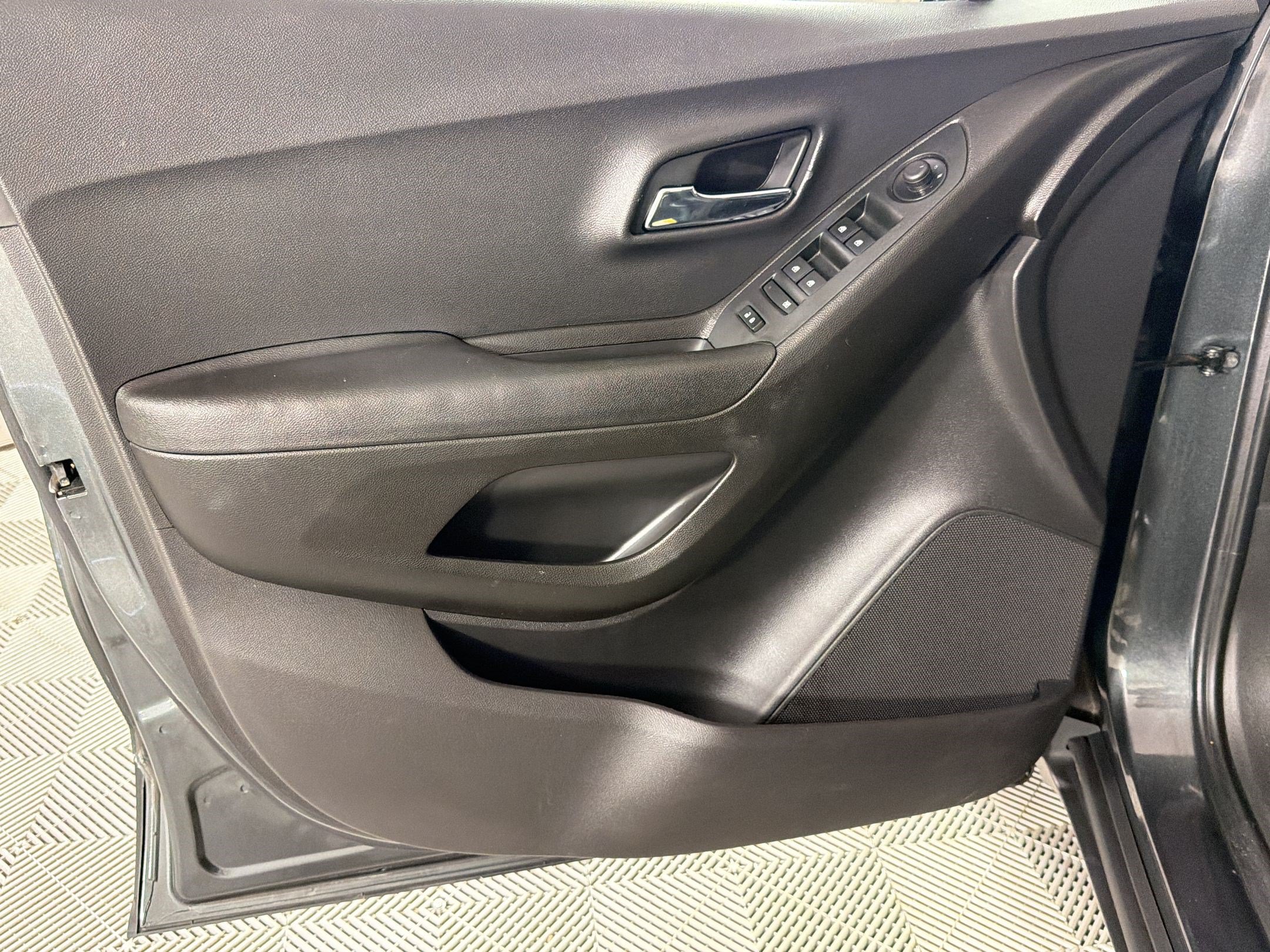 Used 2019 Chevrolet Trax LT w/ LT Convenience Package FWD image 13