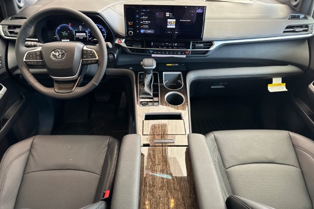 Used 2026 Toyota Sienna Limited FWD image 9