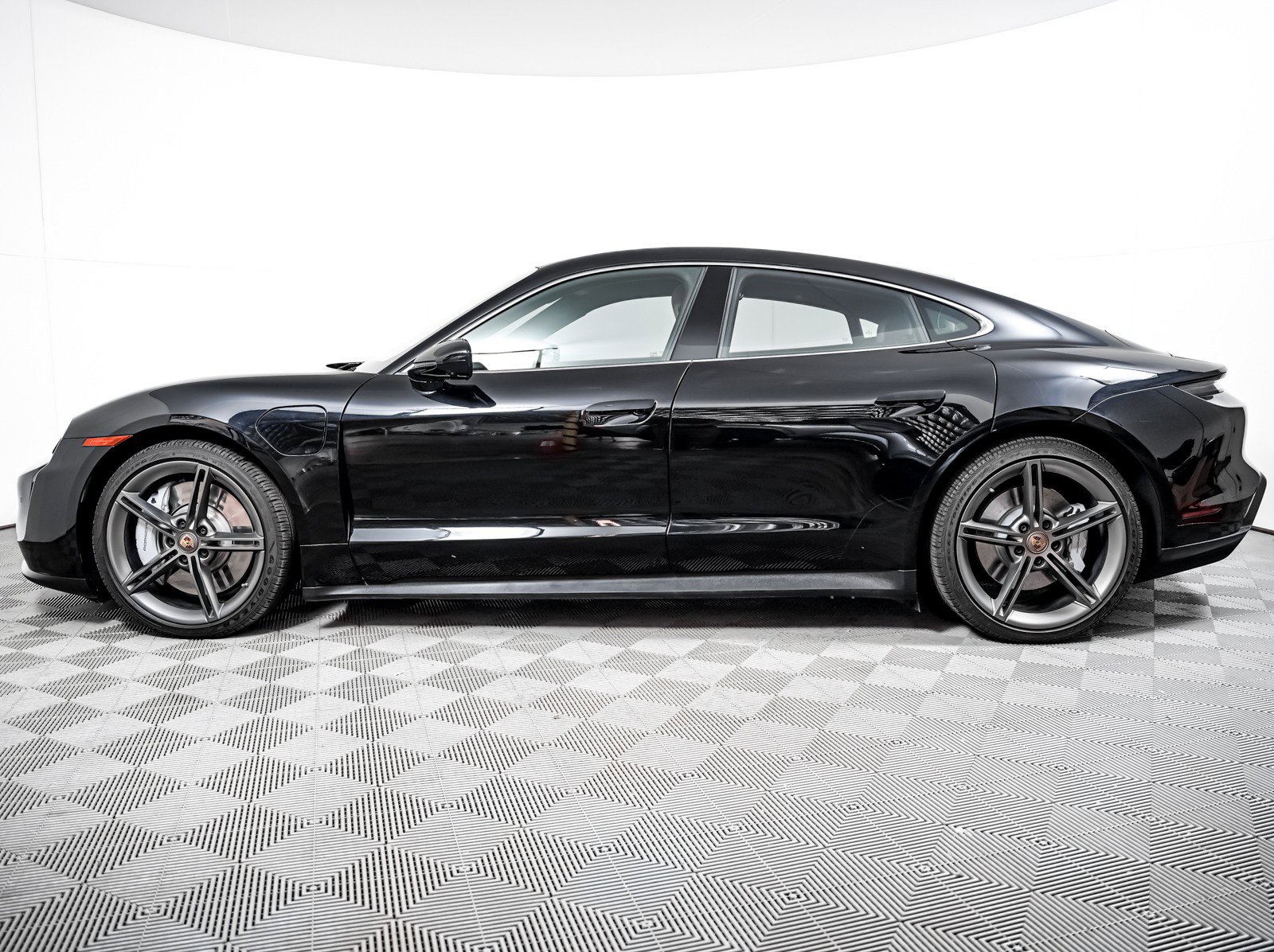 Certified 2023 Porsche Taycan 4S AWD/4WD image 2