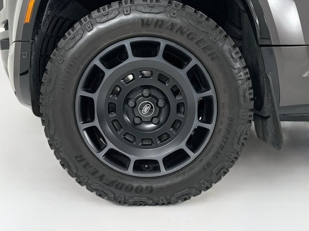 Used 2025 Land Rover Defender 110 AWD/4WD image 31