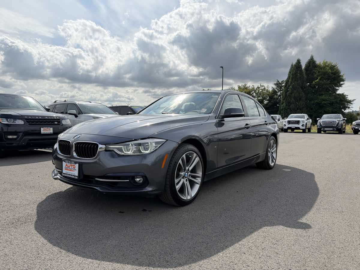Used 2018 BMW 330i xDrive Sedan AWD/4WD image 4