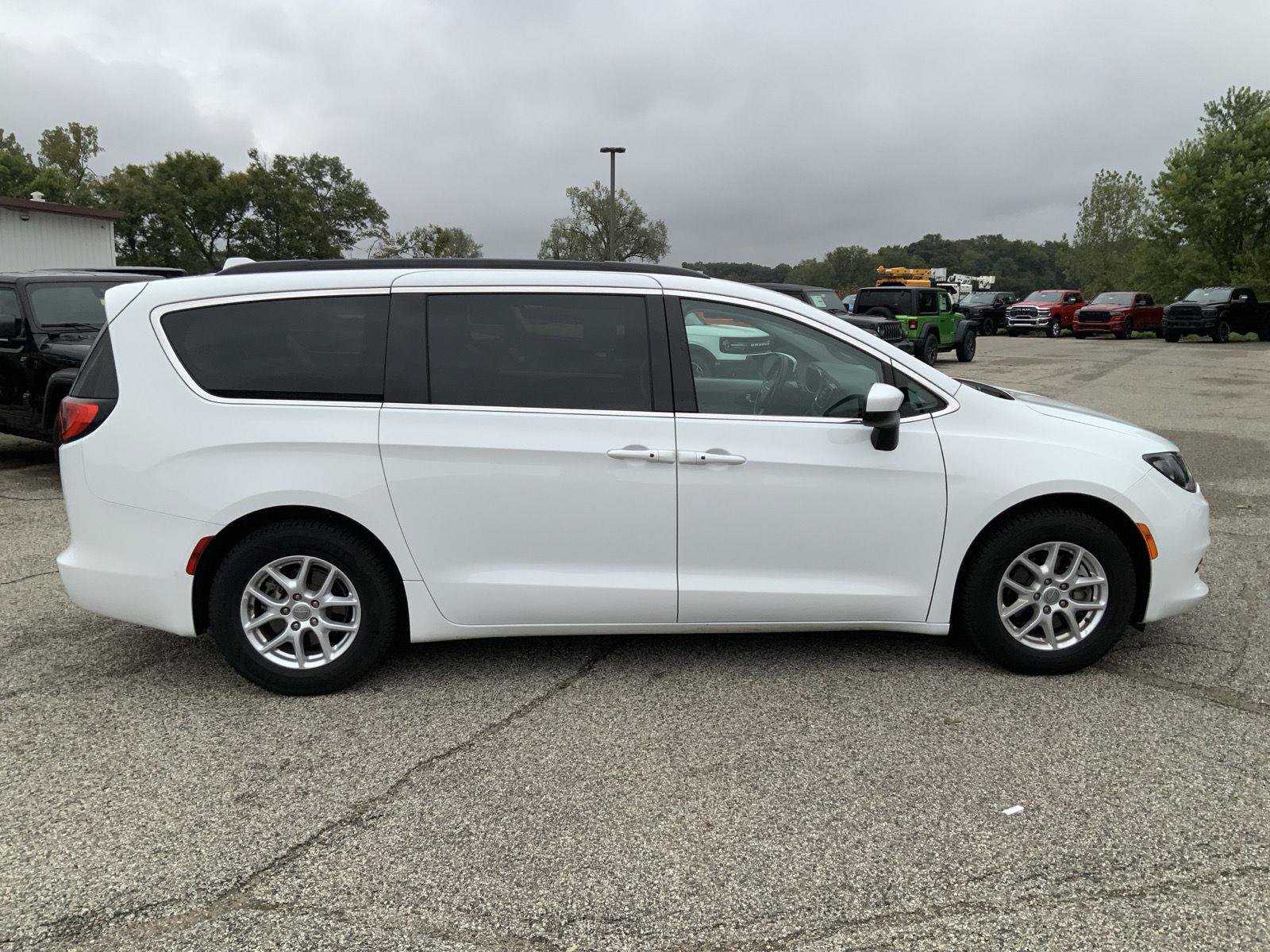Used 2020 Chrysler Voyager Lxi FWD image 14