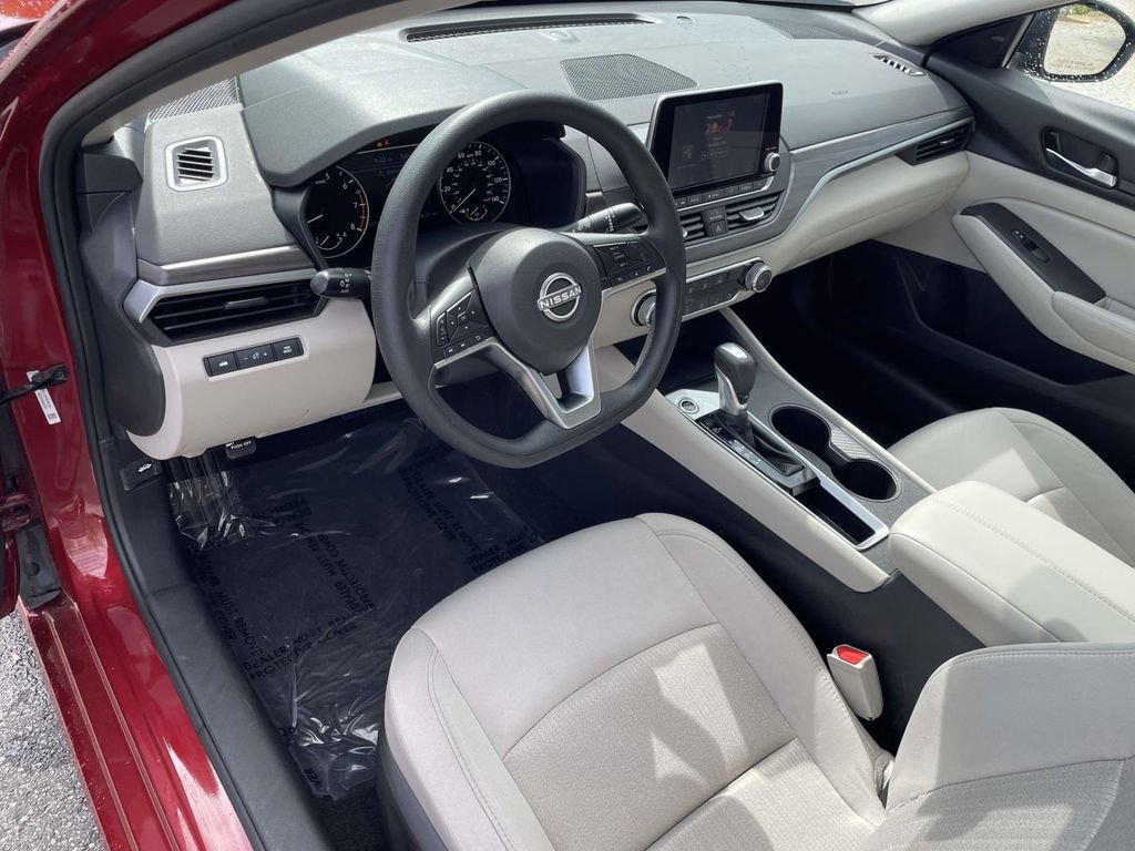 Used 2025 Nissan Altima 2.5 SV FWD image 16