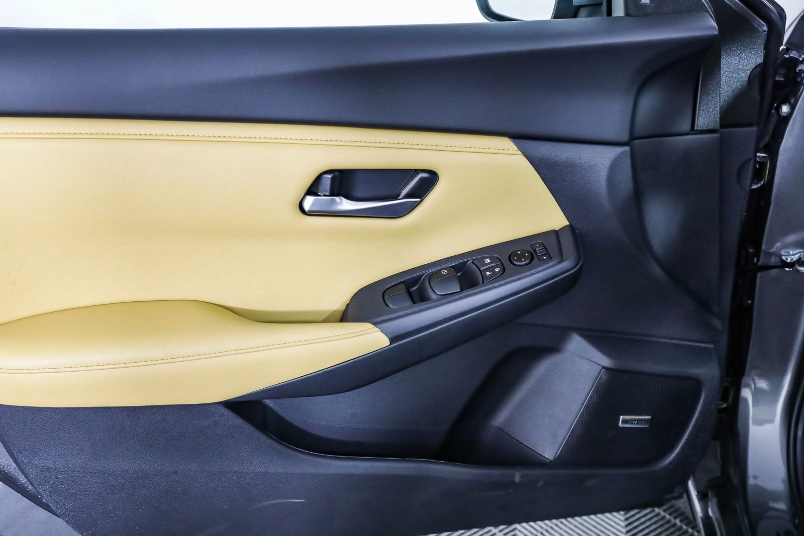 Used 2025 Nissan Sentra SV w/ SV Premium Package image 22