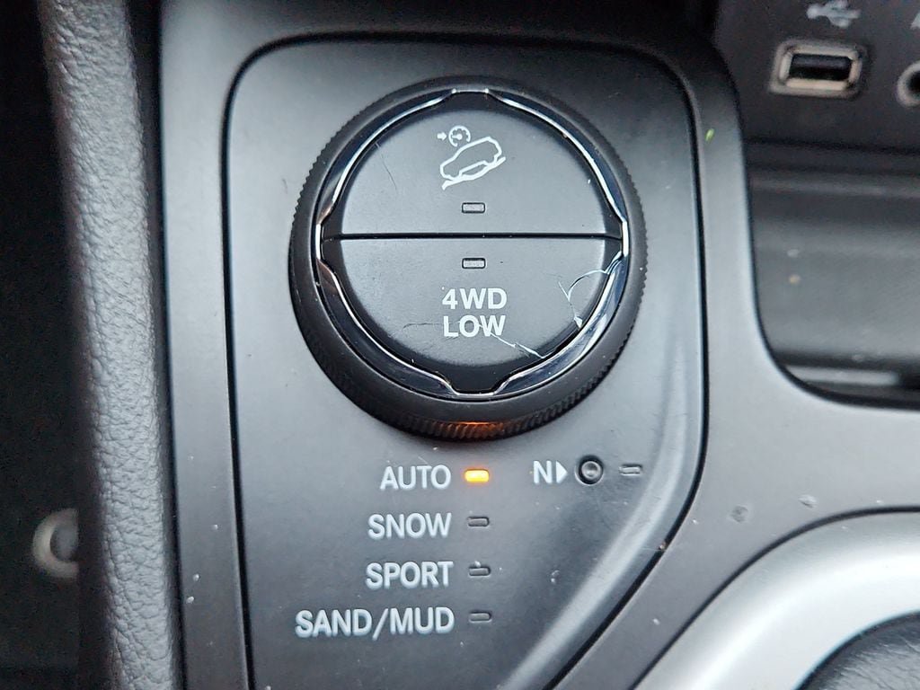 Used 2017 Jeep Cherokee Overland w/ Technology Group AWD/4WD image 23