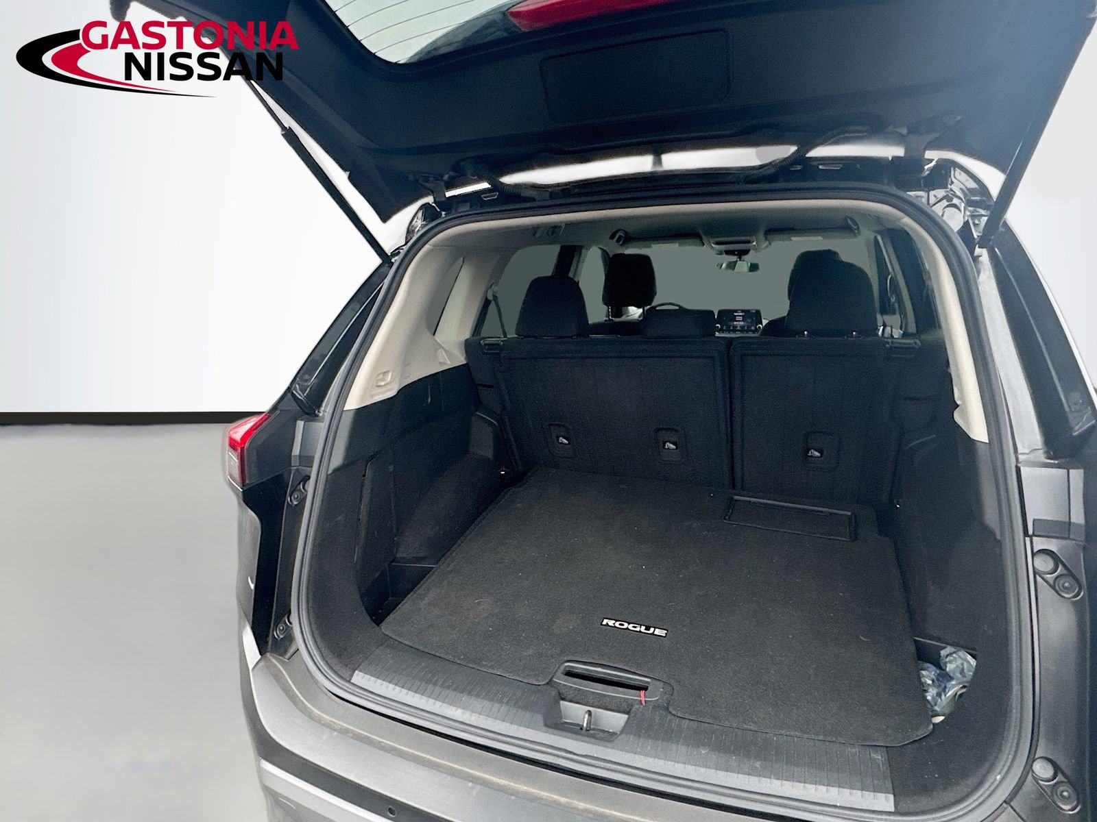 Used 2023 Nissan Rogue S image 30