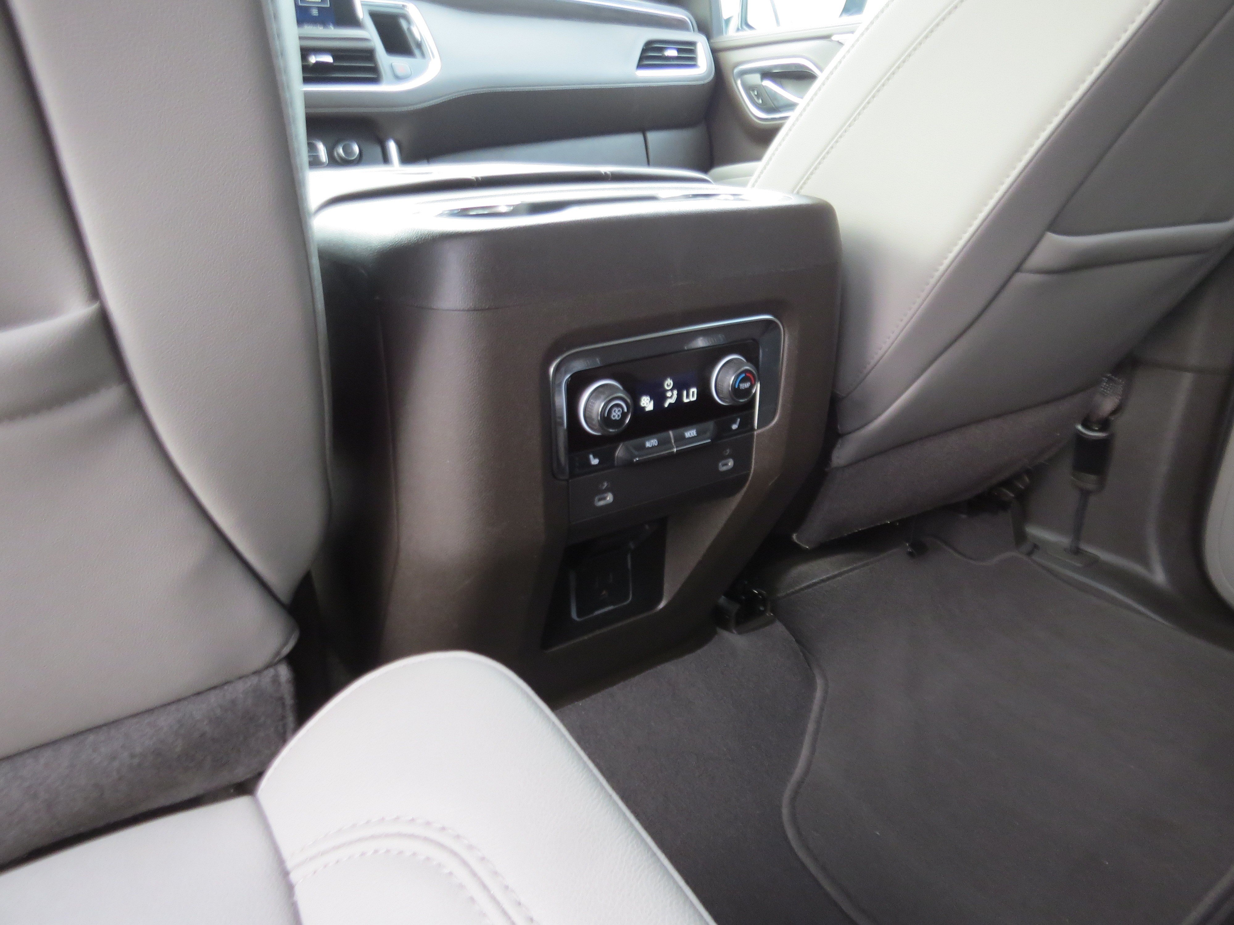 Used 2024 Chevrolet Tahoe LT w/ Luxury Package AWD/4WD image 14