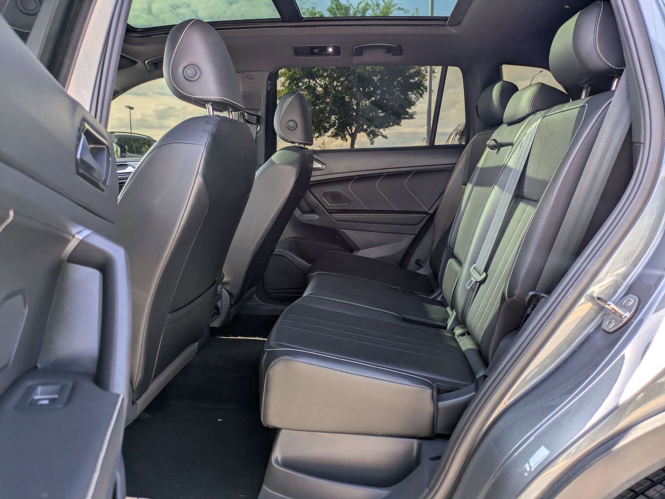 Certified 2024 Volkswagen Tiguan SE R-Line AWD/4WD image 30