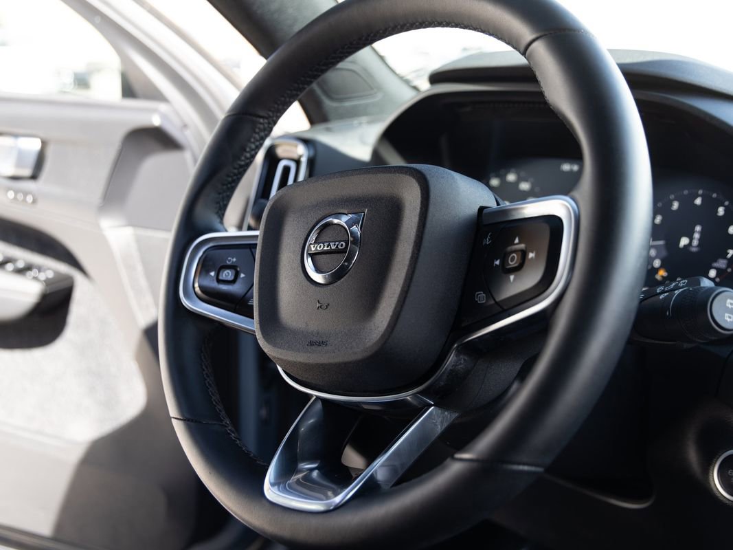 Used 2022 Volvo XC40 T5 R-Design image 25