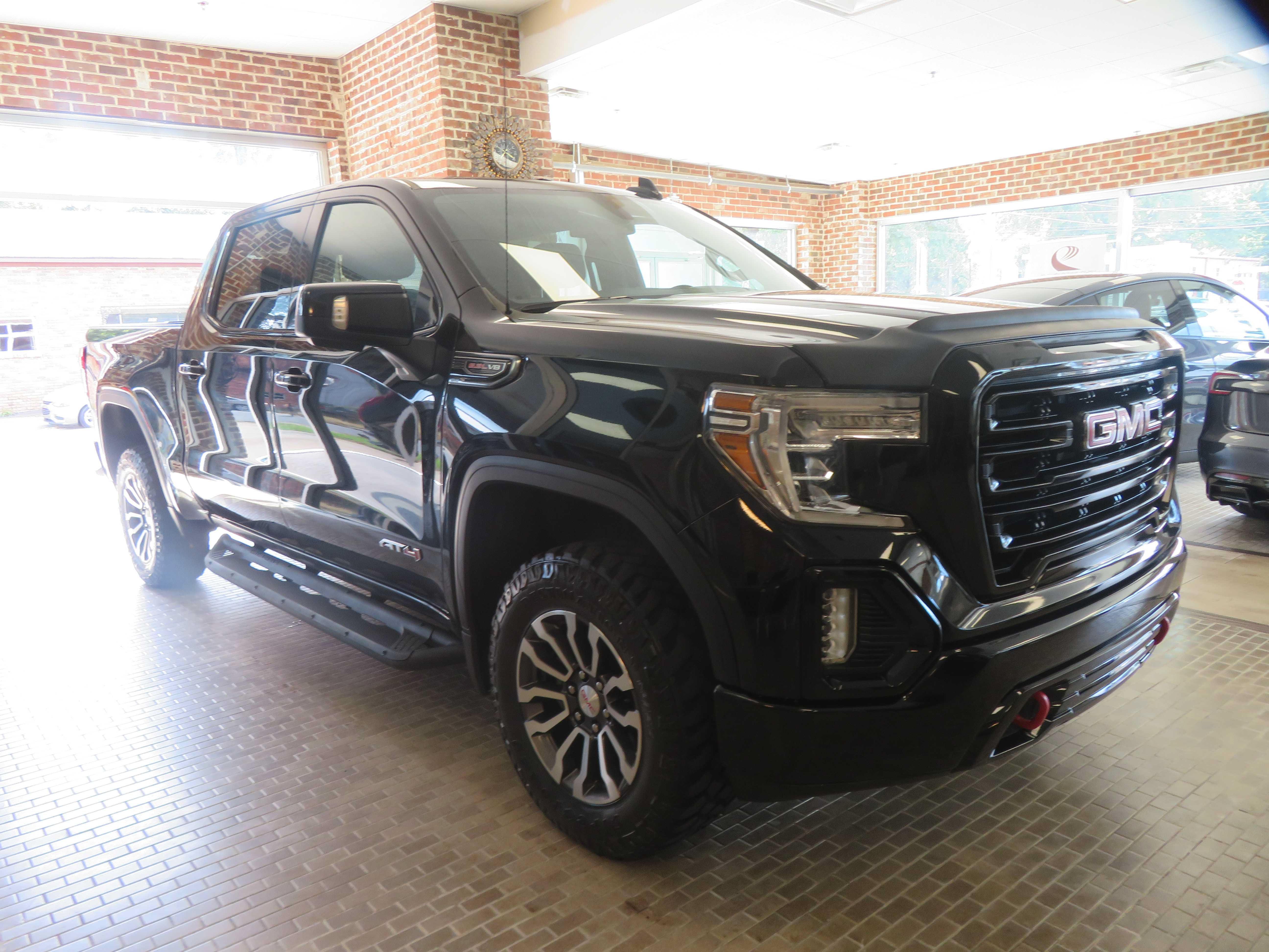 Used 2022 GMC Sierra 1500 AT4 w/ AT4 Preferred Package AWD/4WD image 3