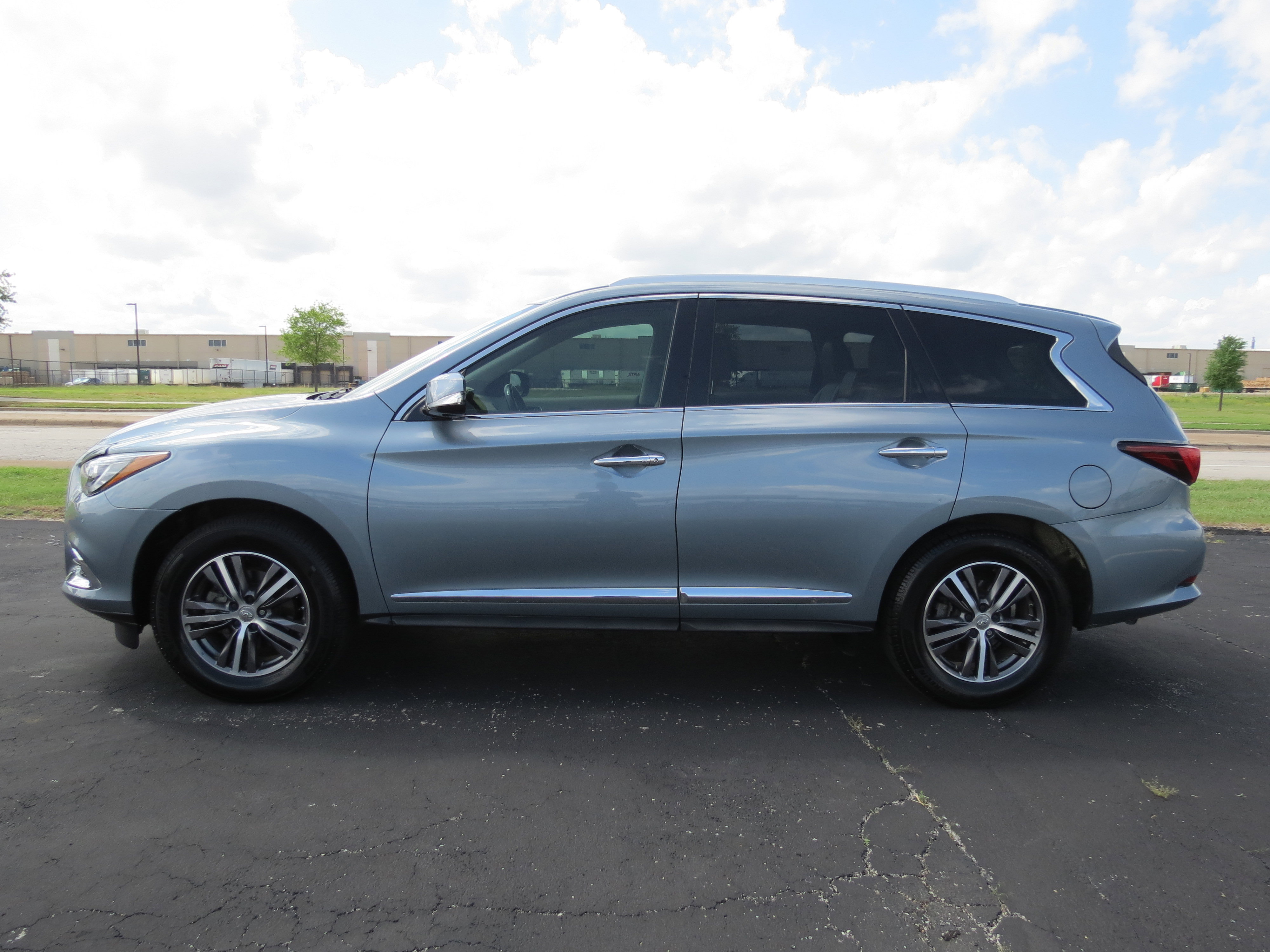 Used 2018 INFINITI QX60 FWD w/ Premium Plus Package image 3