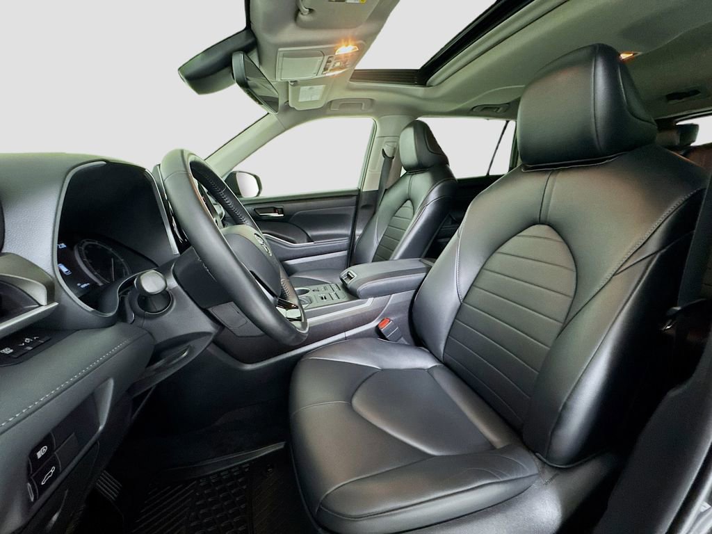 Used 2021 Toyota Highlander XLE image 9