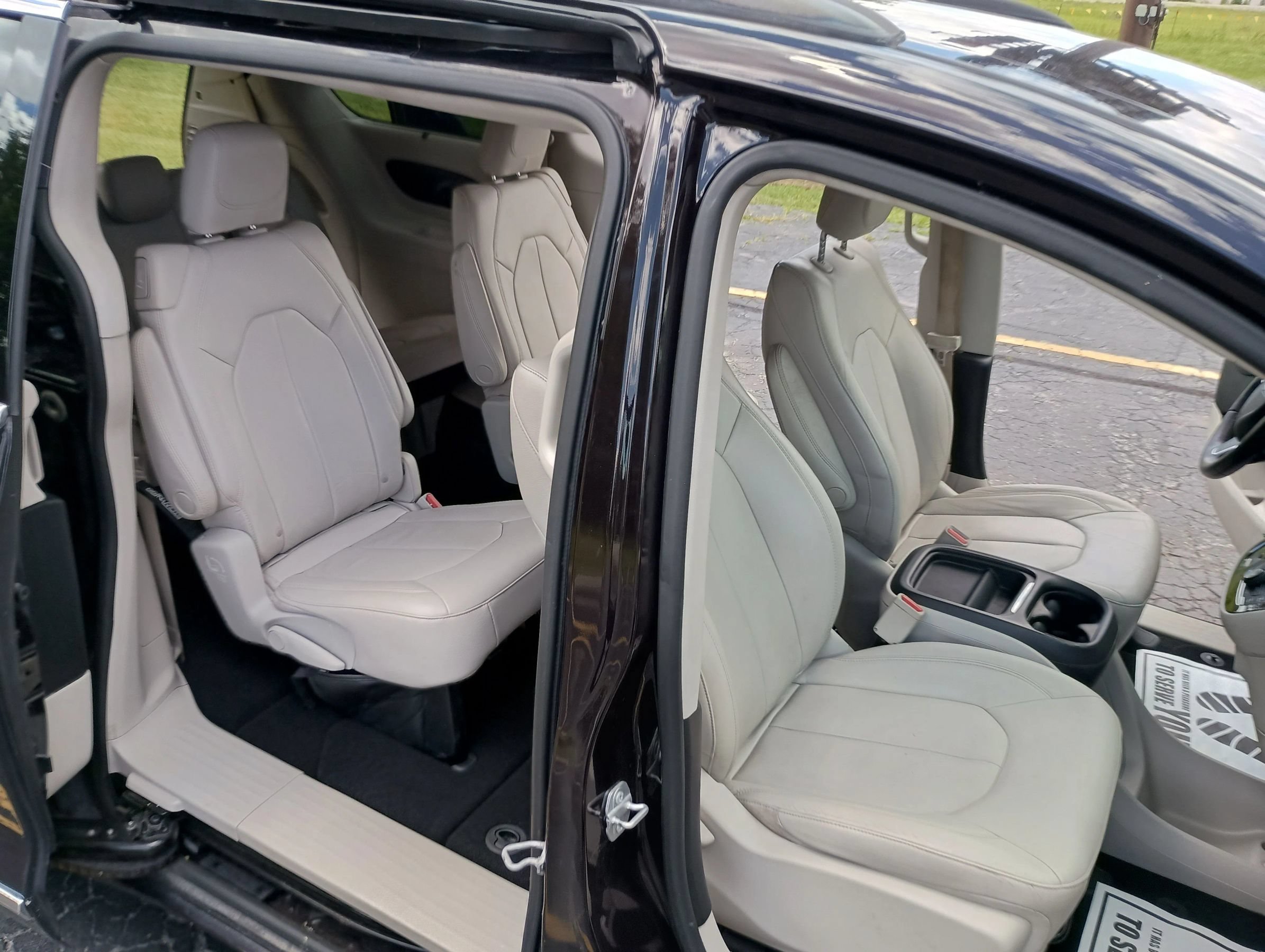 Used 2017 Chrysler Pacifica Touring-L w/ Tire & Wheel Group FWD image 15