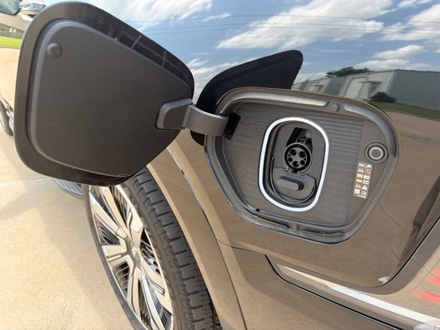 Certified 2025 Cadillac Escalade IQ Luxury 2 w/ LPO, Premium Carpet Package AWD/4WD image 11