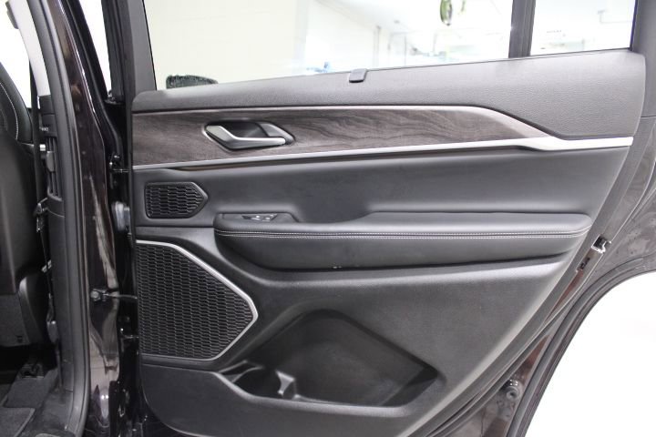 Used 2023 Jeep Grand Cherokee L Limited w/ Luxury Tech Group II AWD/4WD image 28