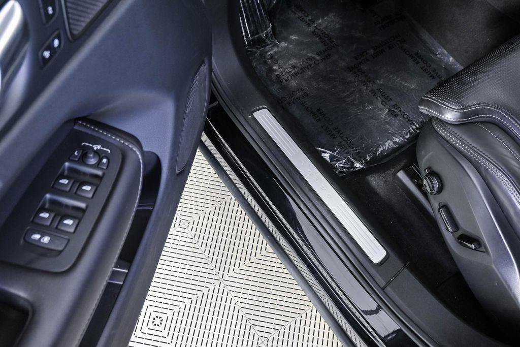 Certified 2023 Volvo XC60 B5 Ultimate w/ Climate Package FWD image 10