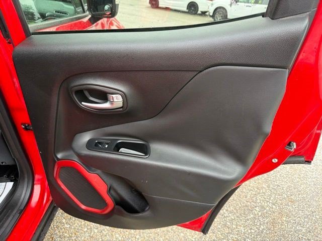 Used 2015 Jeep Renegade Trailhawk AWD/4WD image 16