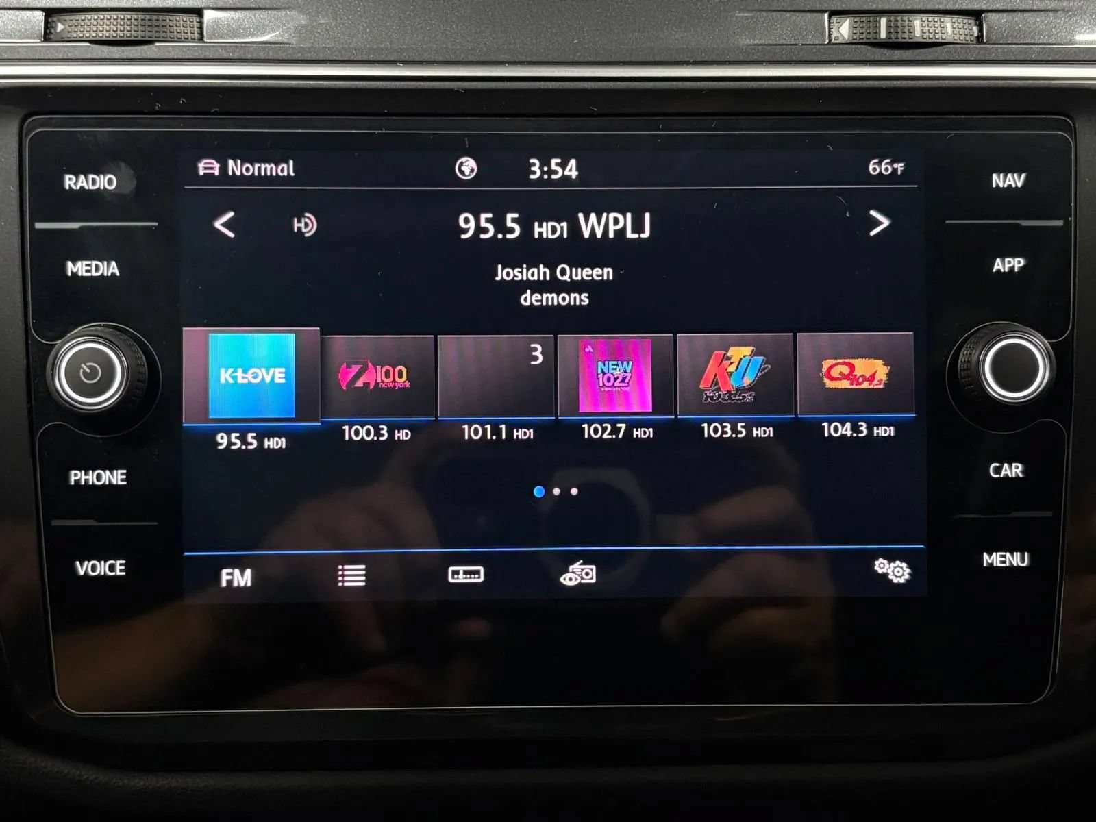 Used 2020 Volkswagen Tiguan SEL AWD/4WD image 13