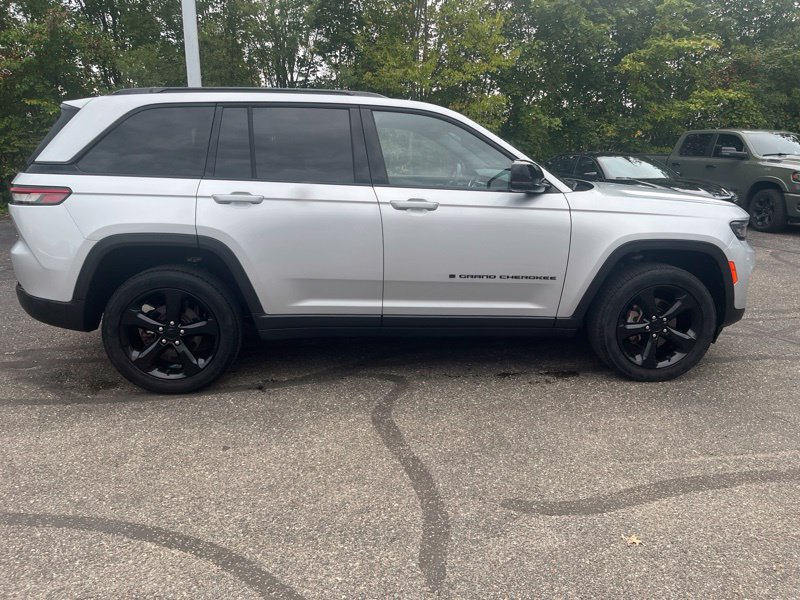 Used 2023 Jeep Grand Cherokee Altitude AWD/4WD image 4