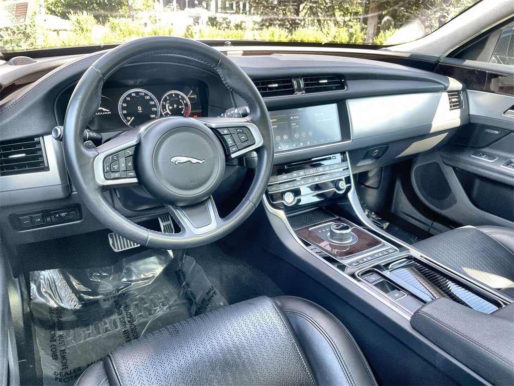 Used 2020 Jaguar XF Prestige image 14
