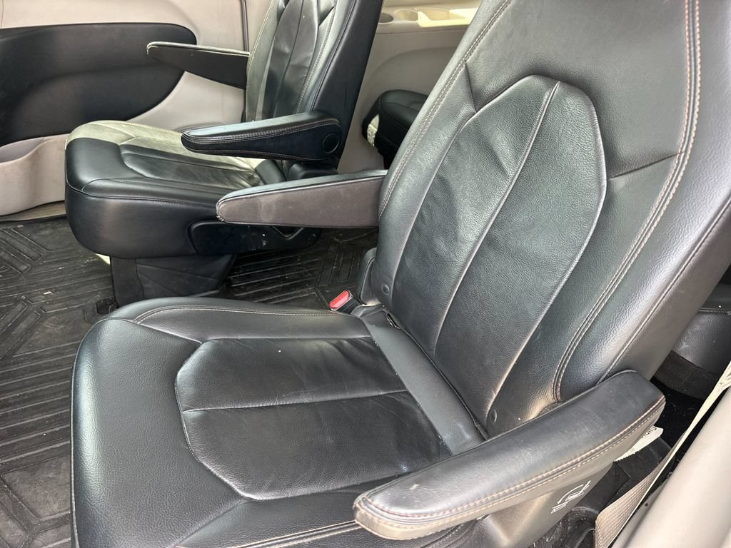 Used 2017 Chrysler Pacifica Touring-L FWD image 12