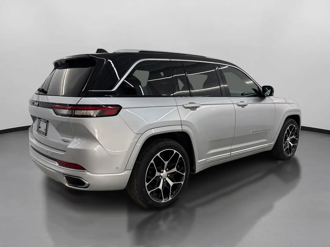 Used 2023 Jeep Grand Cherokee Summit AWD/4WD image 10
