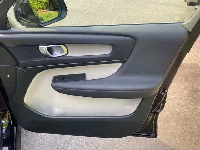 Used 2023 Volvo XC40 B5 Plus image 36