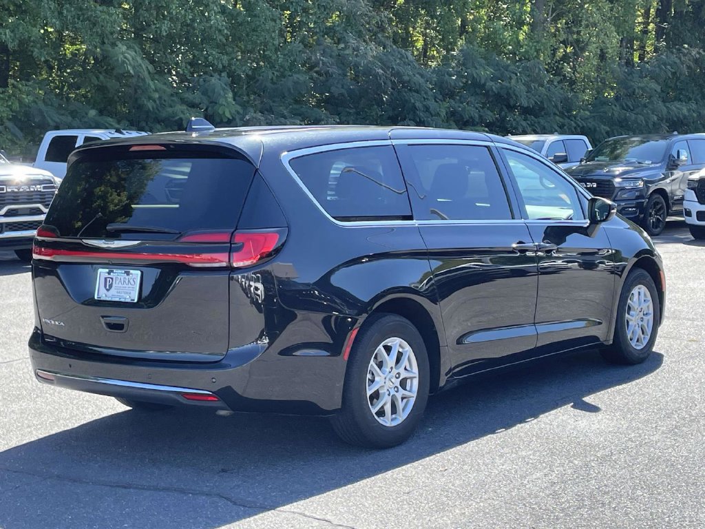 Certified 2023 Chrysler Pacifica Touring-L FWD image 8