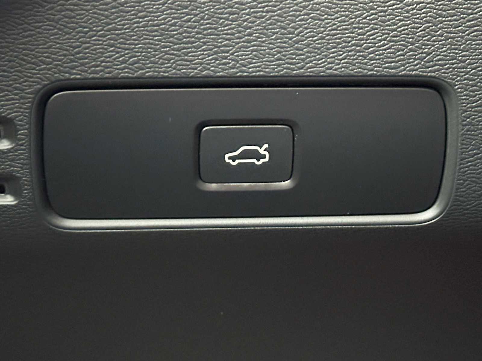 Used 2025 Volvo XC40 B5 Plus w/ Protection Package Premier image 30