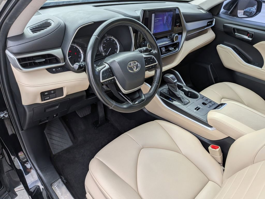 Used 2023 Toyota Highlander XLE image 12