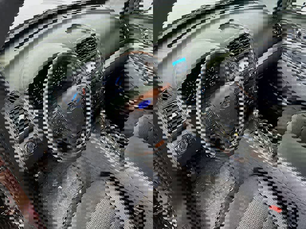 Used 2019 Ford Explorer XLT image 2