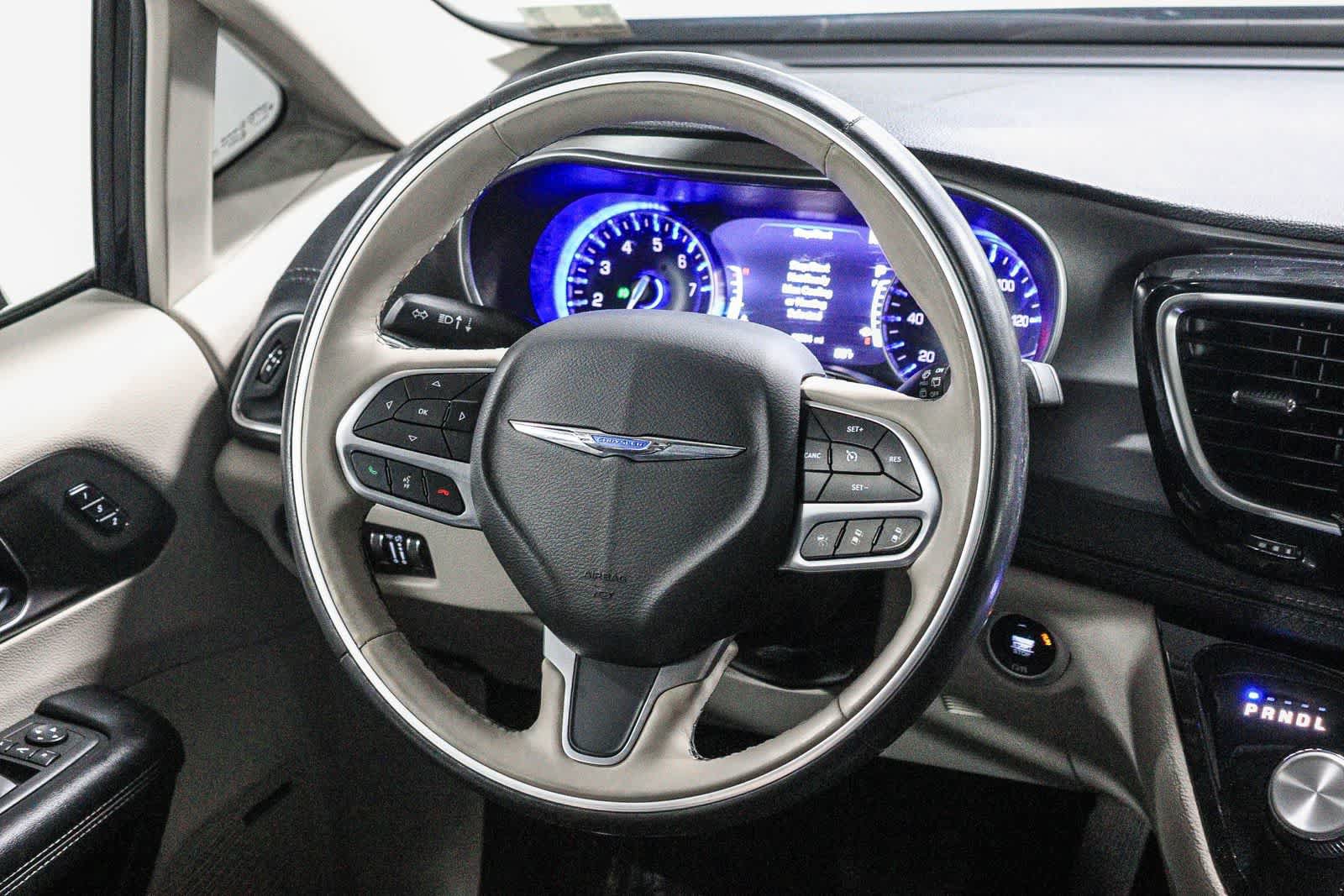 Used 2019 Chrysler Pacifica Limited w/ Advanced Safetytec Group FWD image 17