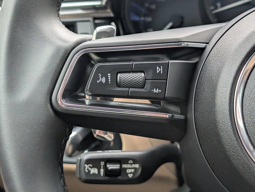 Certified 2025 Porsche Macan AWD/4WD image 20