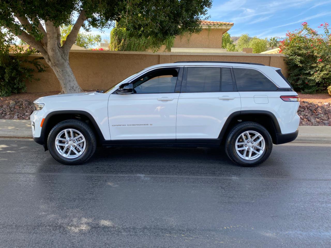 Used 2024 Jeep Grand Cherokee Laredo X w/ Trailer Tow Package AWD/4WD image 71