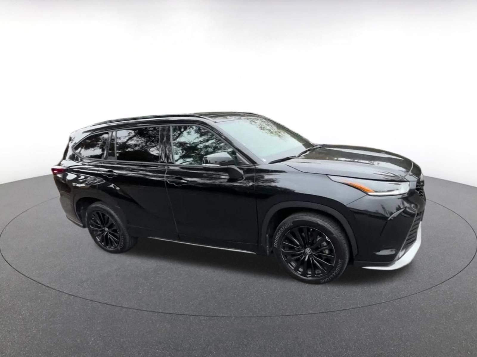 Used 2025 Toyota Highlander XSE AWD/4WD image 2