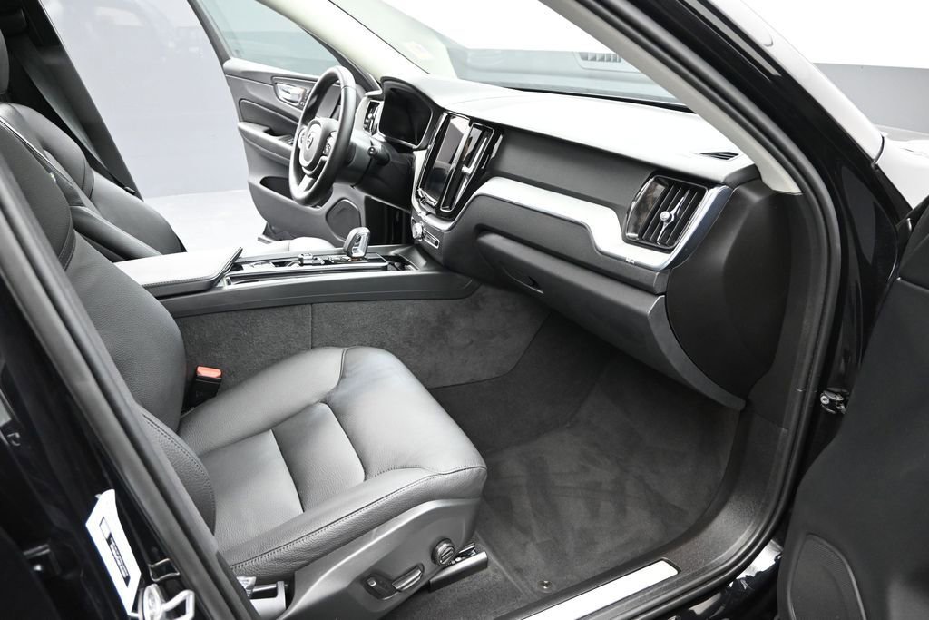 Used 2025 Volvo XC60 B5 Plus AWD/4WD image 21