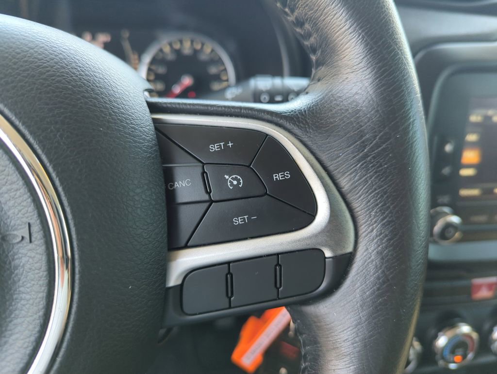 Used 2015 Jeep Renegade Latitude FWD image 23