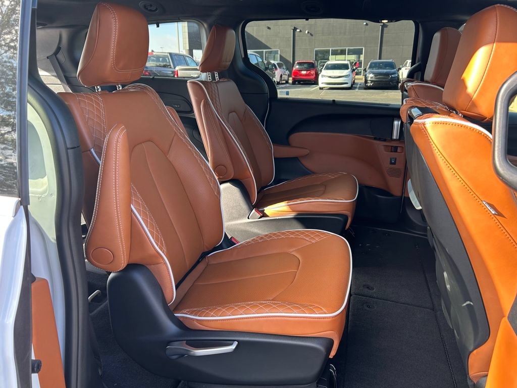 New 2025 Chrysler Pacifica Pinnacle w/ Trailer Tow Group AWD/4WD image 24