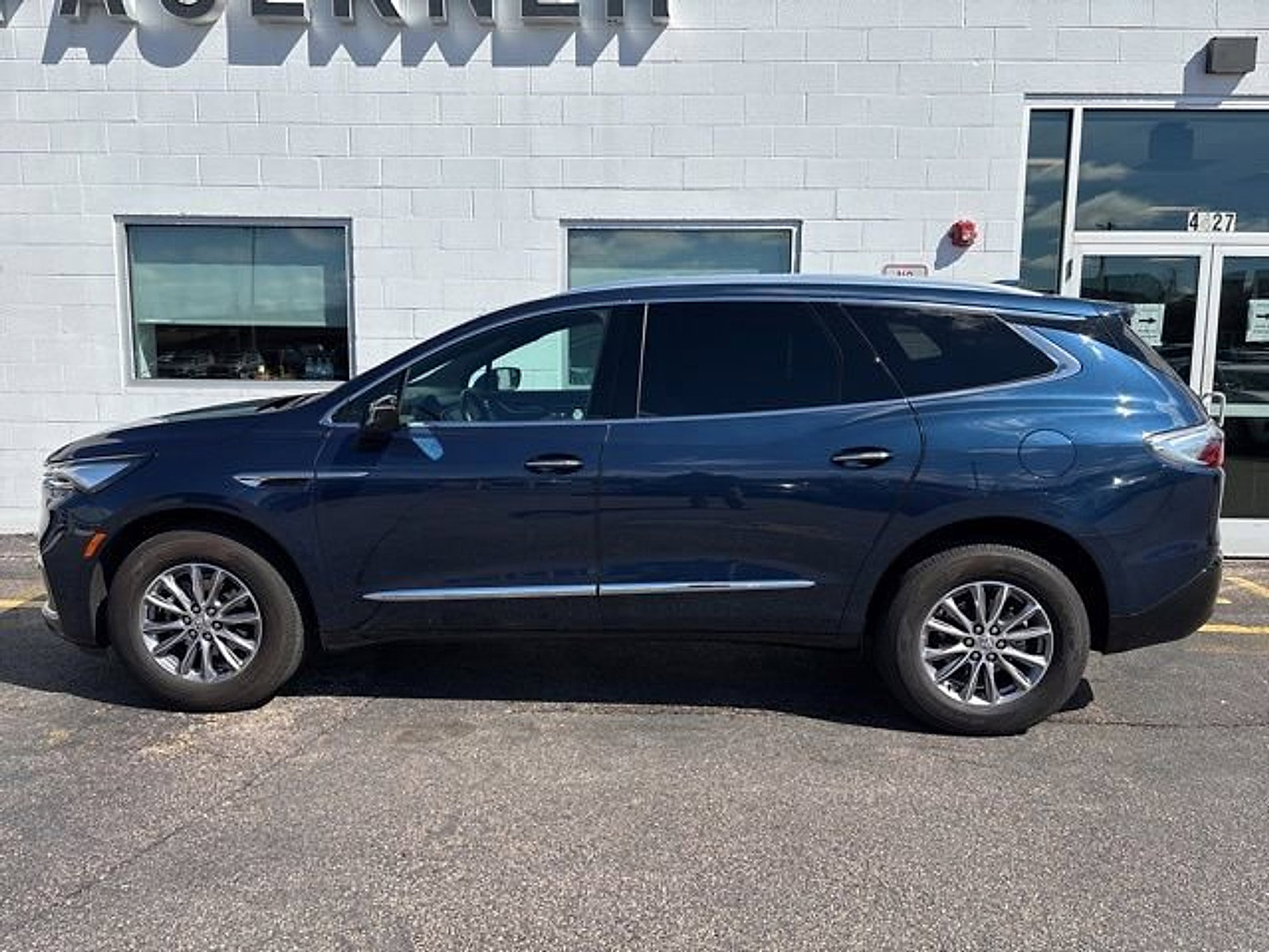Used 2024 Buick Enclave Essence image 8
