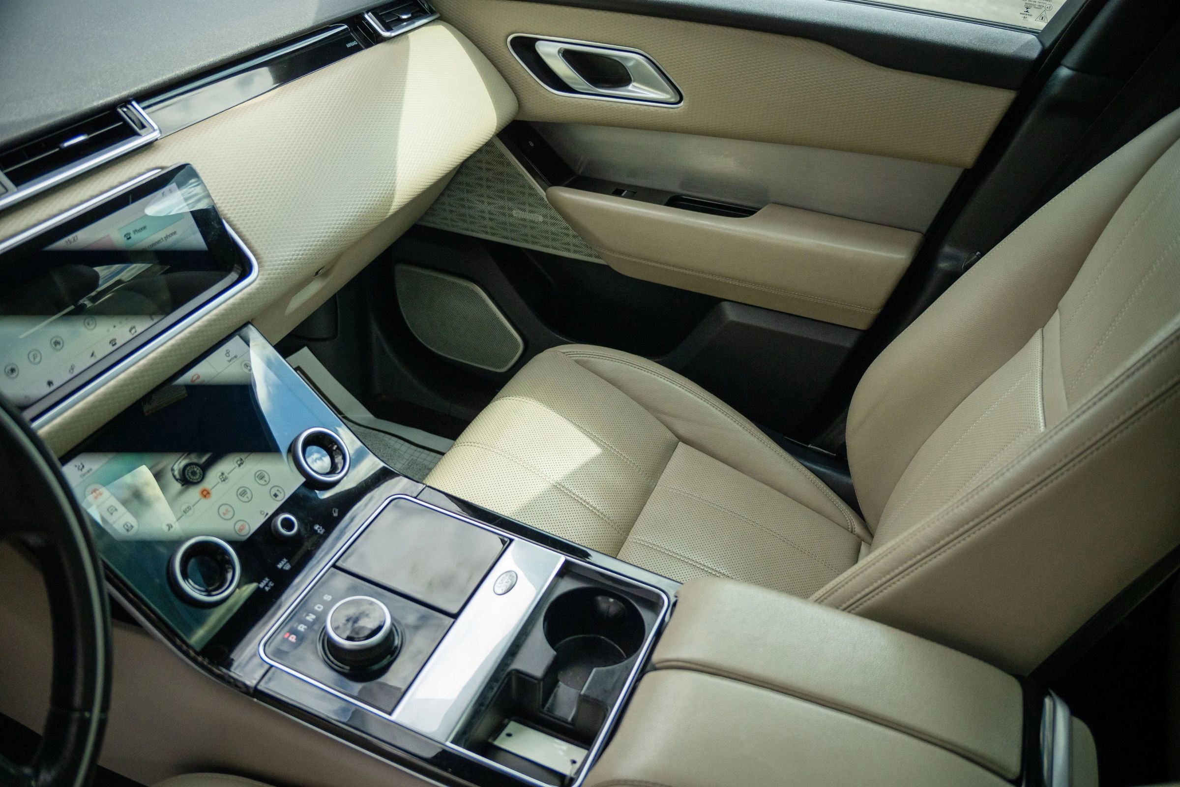 Used 2019 Land Rover Range Rover Velar R-Dynamic SE image 15