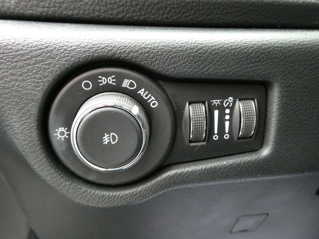 Used 2024 Chrysler Pacifica Premium image 28