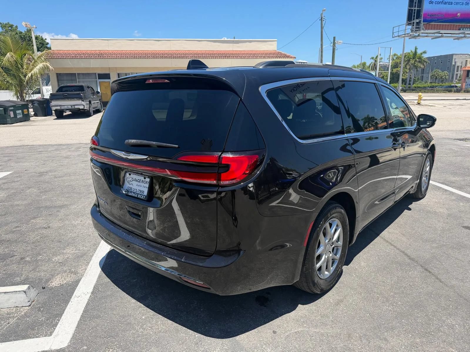 Used 2021 Chrysler Pacifica Touring FWD image 5