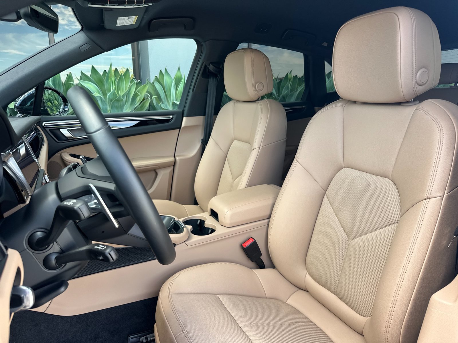 Certified 2026 Porsche Macan AWD/4WD image 6
