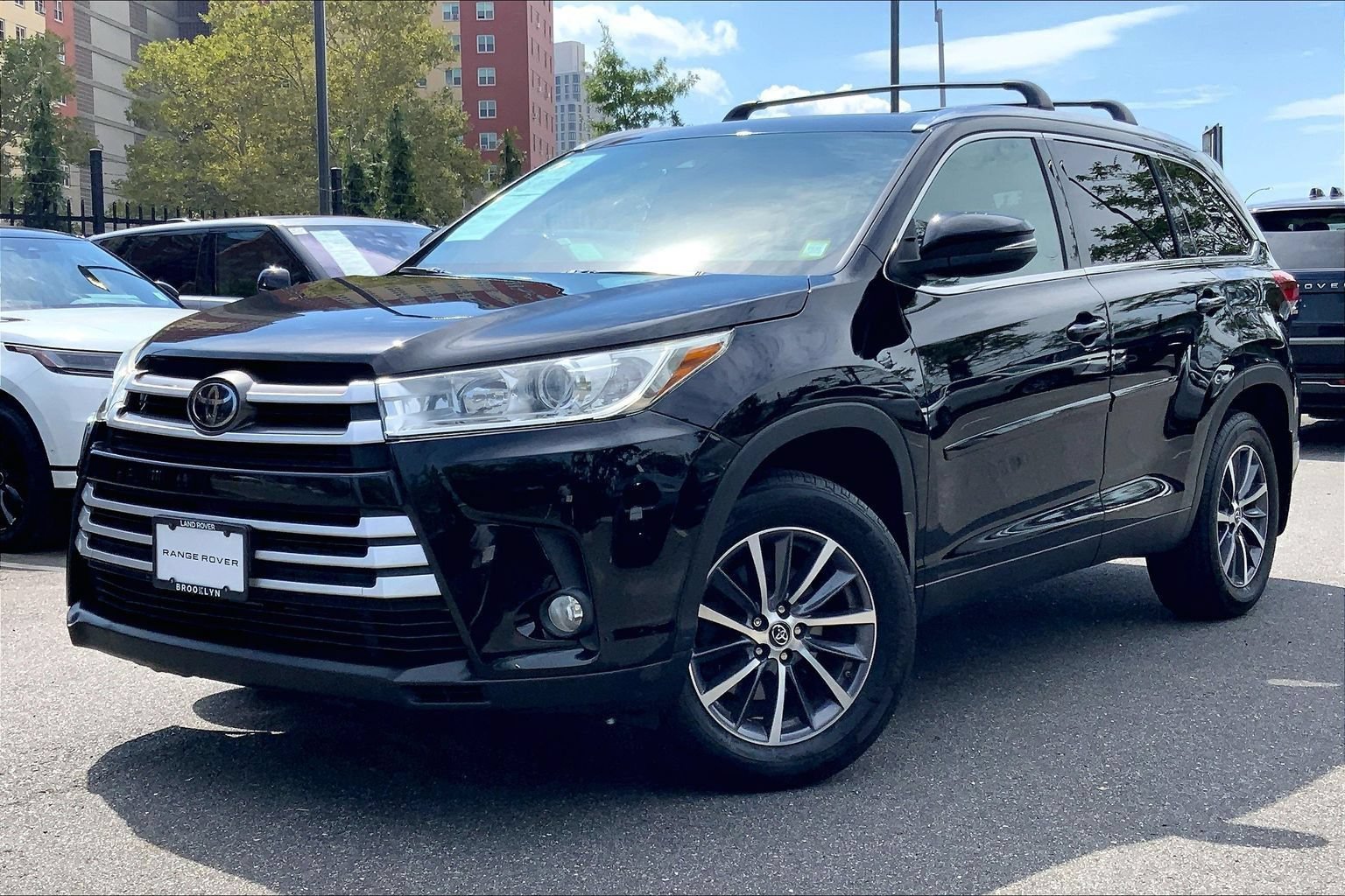 Used 2019 Toyota Highlander XLE AWD/4WD image 1